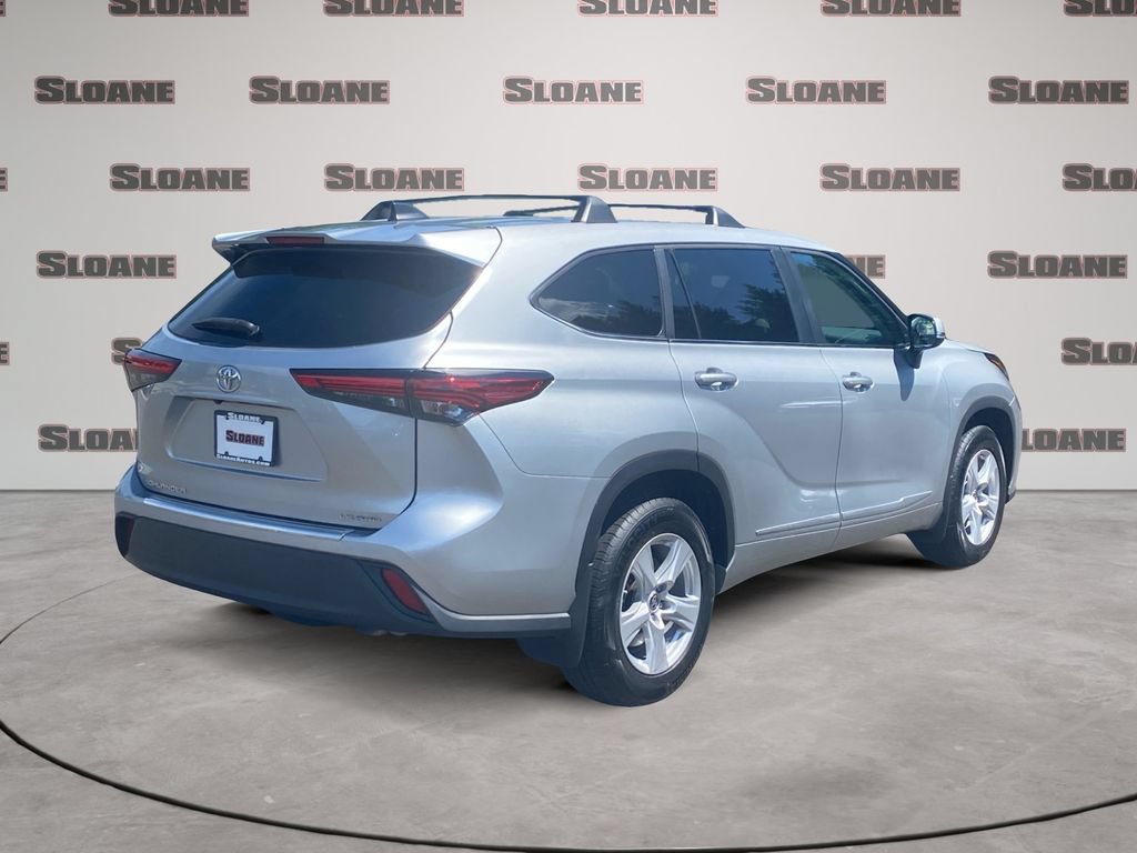 Used 2023 Toyota Highlander LE AWD/4WD image 5
