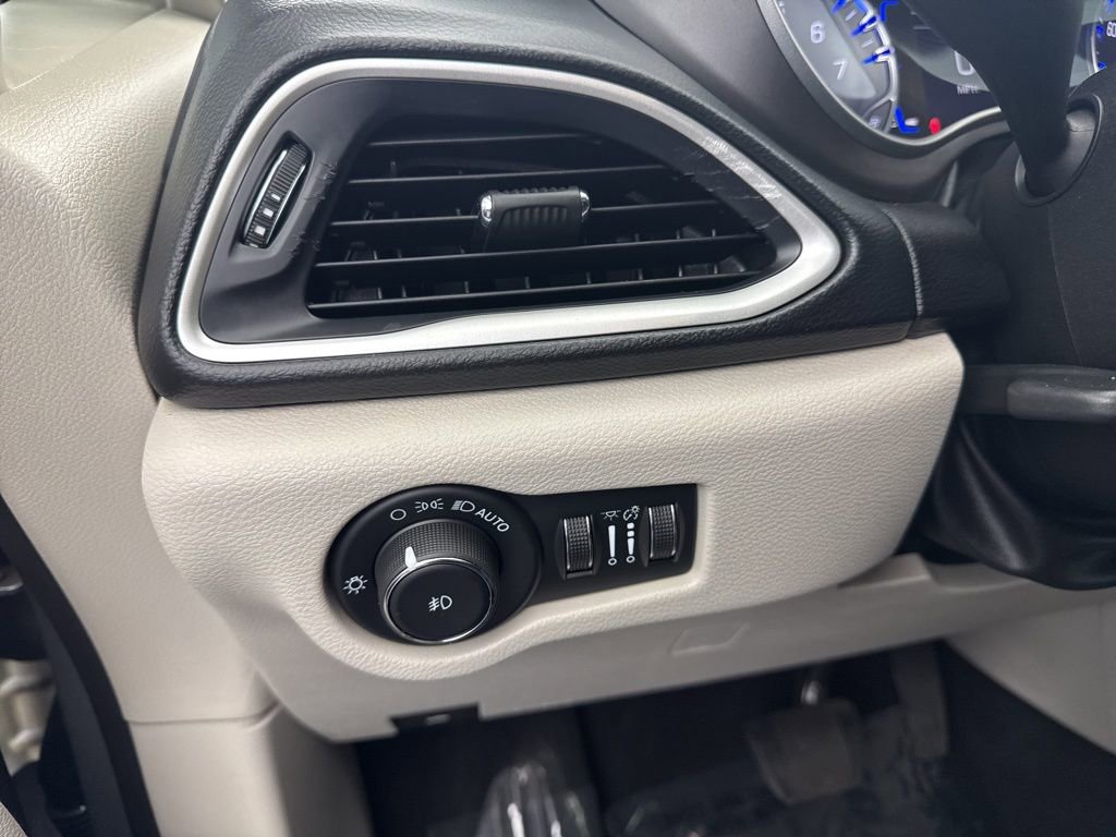 Used 2020 Chrysler Pacifica Touring image 30