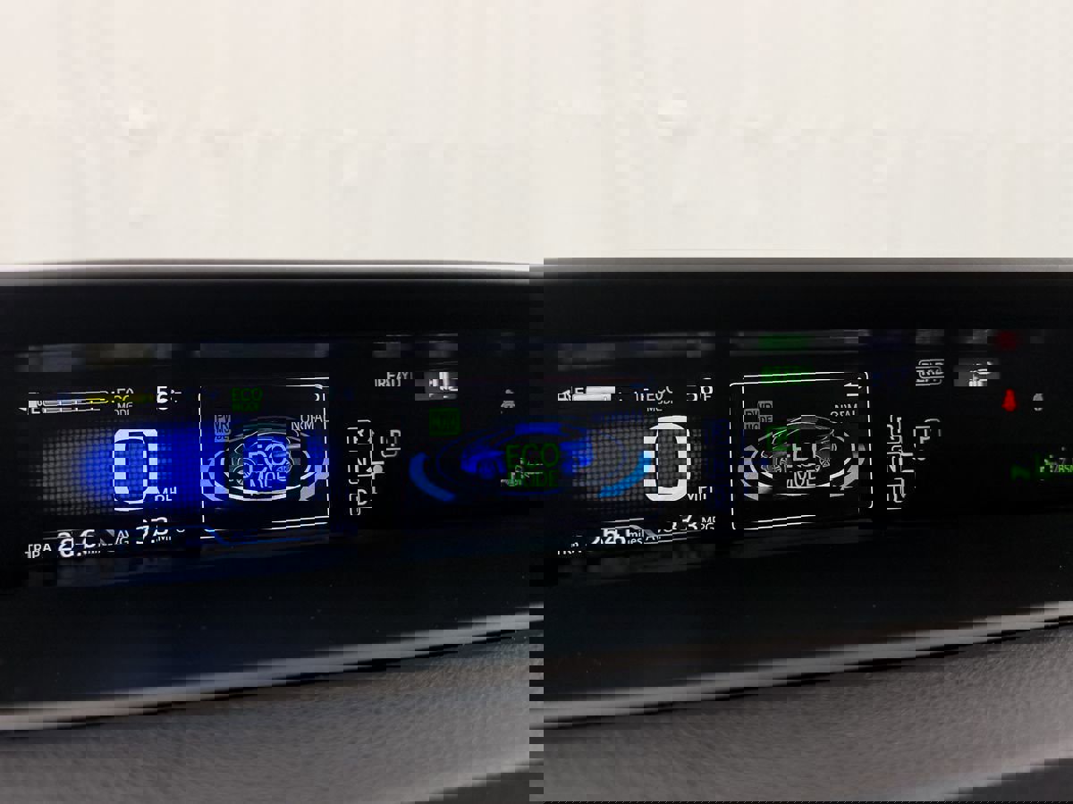 Used 2018 Toyota Prius Three Touring w/ Appearance Package FWD image 18