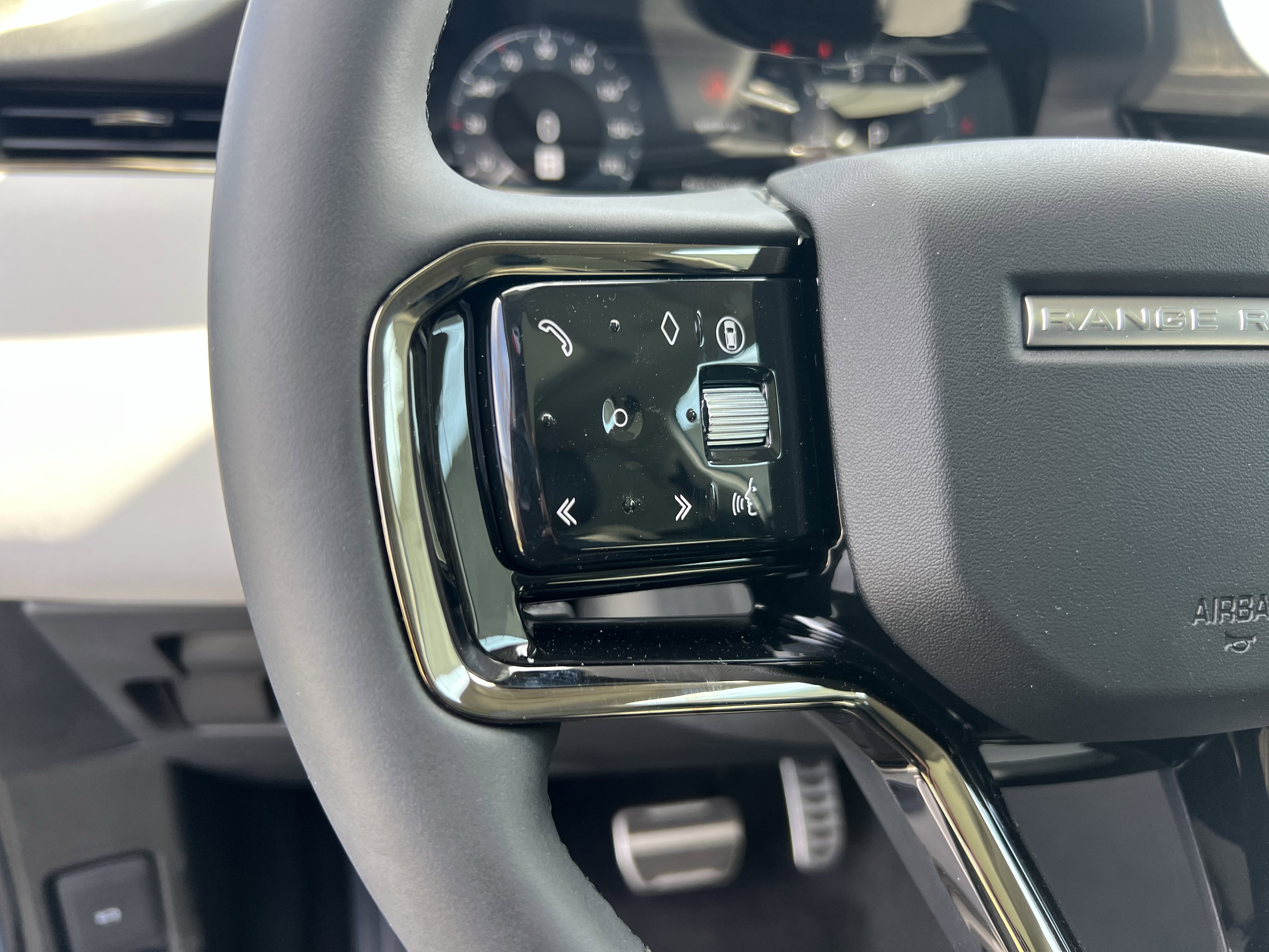 Used 2025 Land Rover Range Rover Evoque Dynamic SE image 19