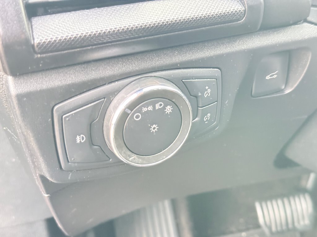 Used 2018 Ford Fusion SE w/ Equipment Group 201A FWD image 16