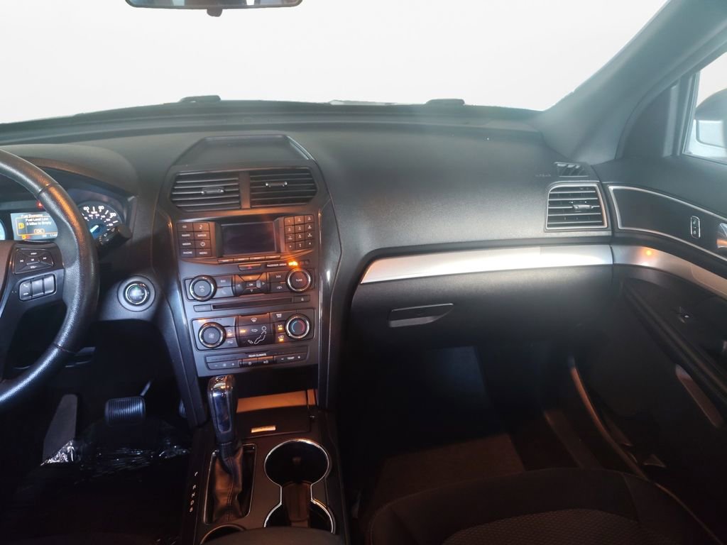 Used 2017 Ford Explorer XLT image 3