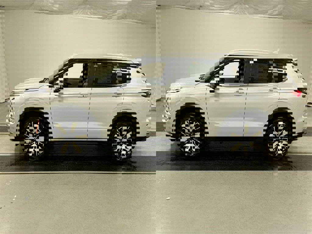 New 2025 Mitsubishi Outlander SE image 5