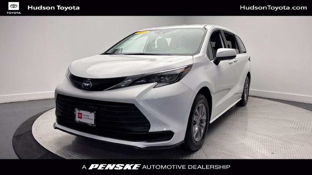 Used 2025 Toyota Sienna LE FWD image 1