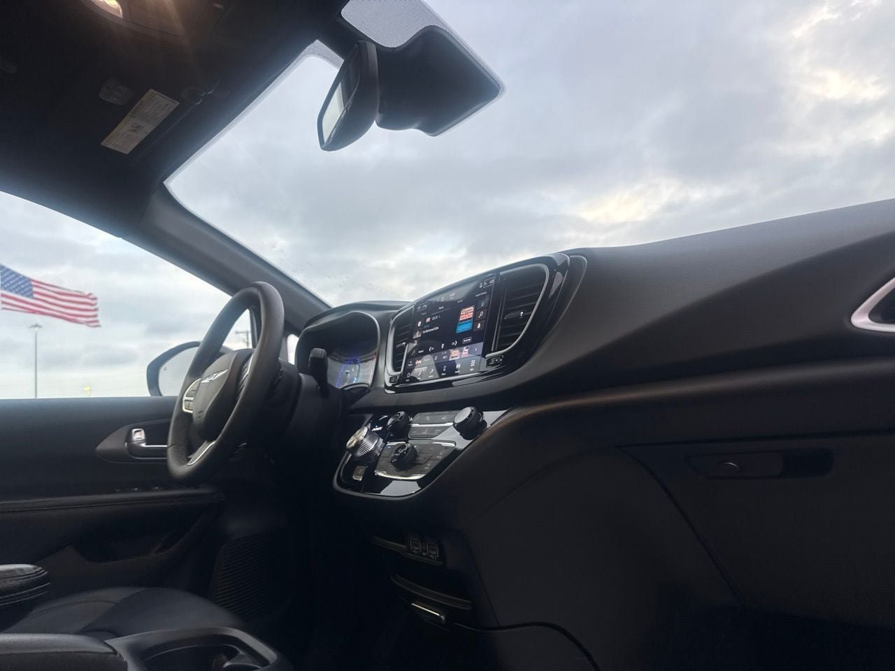 Used 2025 Chrysler Pacifica Select FWD image 24