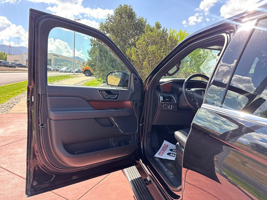 Used 2024 Lincoln Navigator Premiere AWD/4WD image 12