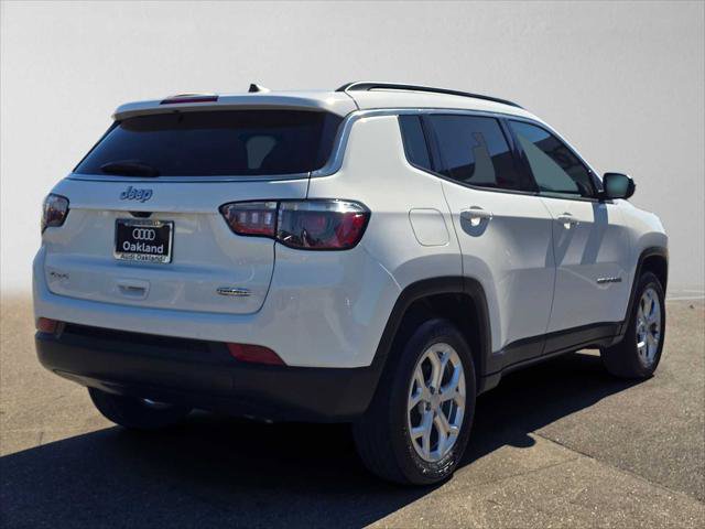 Used 2024 Jeep Compass Latitude AWD/4WD image 3