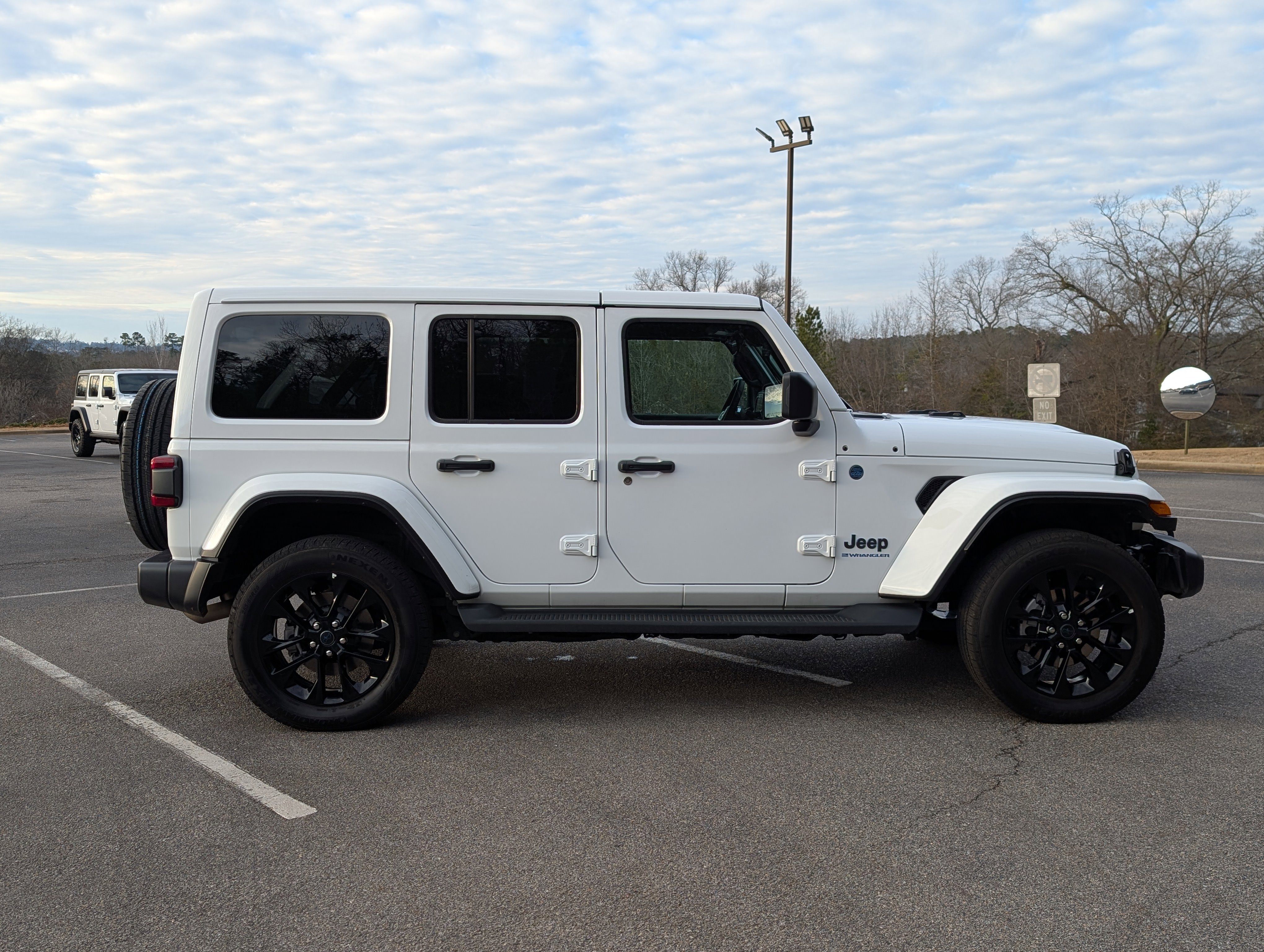Used 2025 Jeep Wrangler Unlimited Sahara AWD/4WD image 10