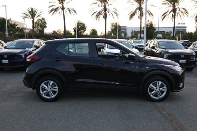 New 2025 Nissan Kicks Play S image 3
