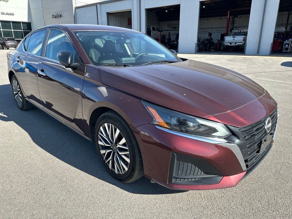 Used 2024 Nissan Altima 2.5 SV FWD image 2