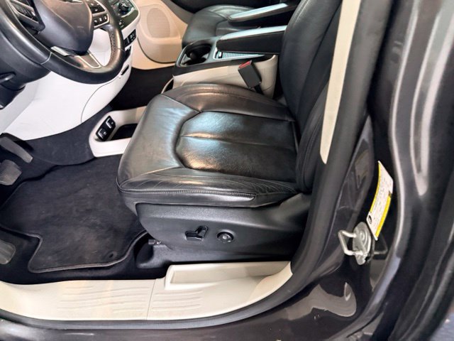 Used 2018 Chrysler Pacifica Touring-L Plus w/ Advanced Safetytec Group FWD image 16