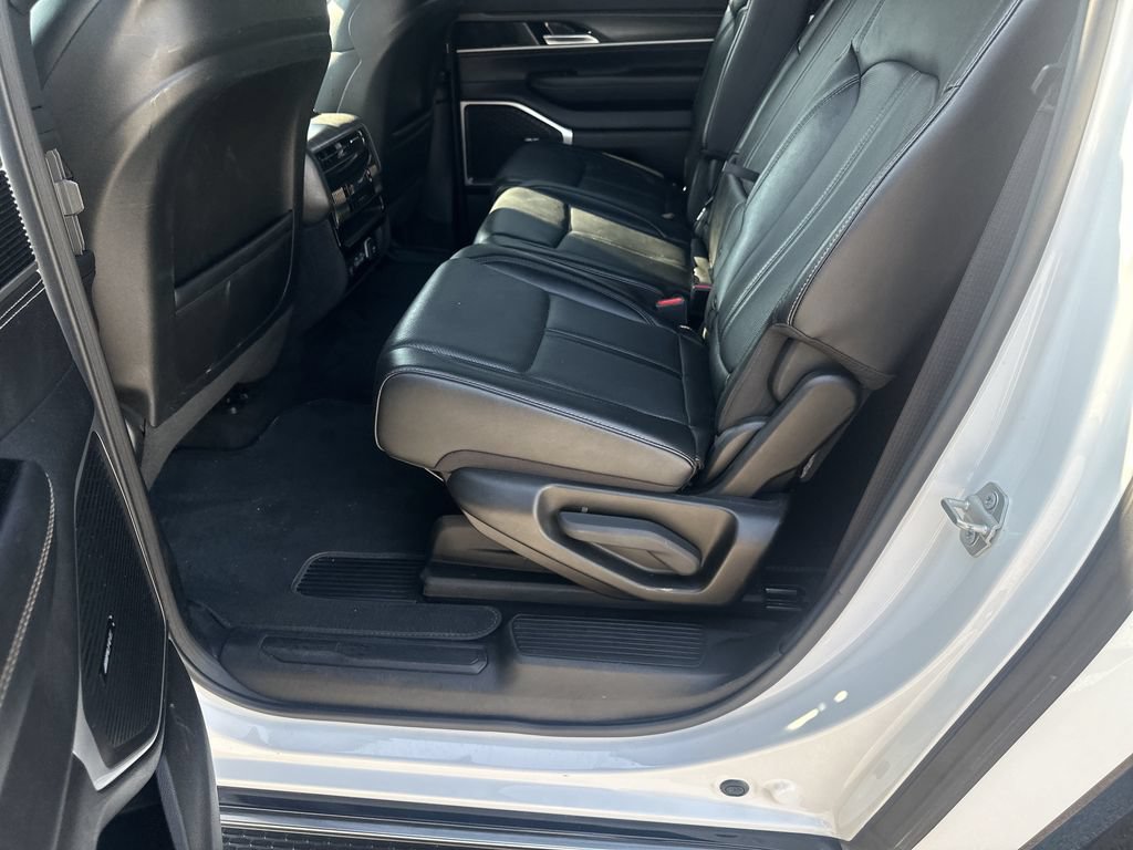 Used 2024 Jeep Wagoneer L Series II RWD image 20