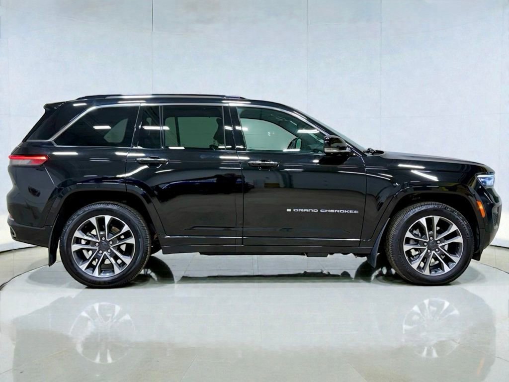 Used 2023 Jeep Grand Cherokee Overland w/ Advanced Protech Group III image 12
