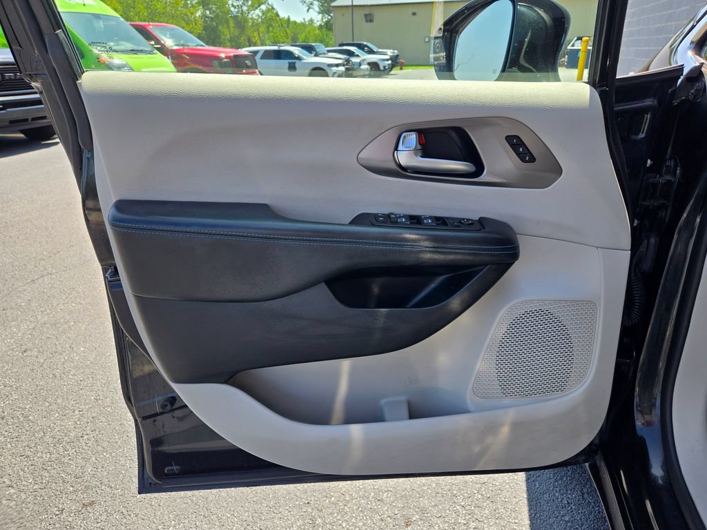 Used 2021 Chrysler Pacifica Touring-L w/ Uconnect Theater Family Group AWD/4WD image 11