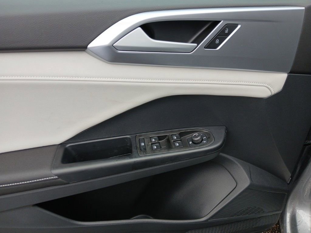 New 2025 Volkswagen Taos SE image 11