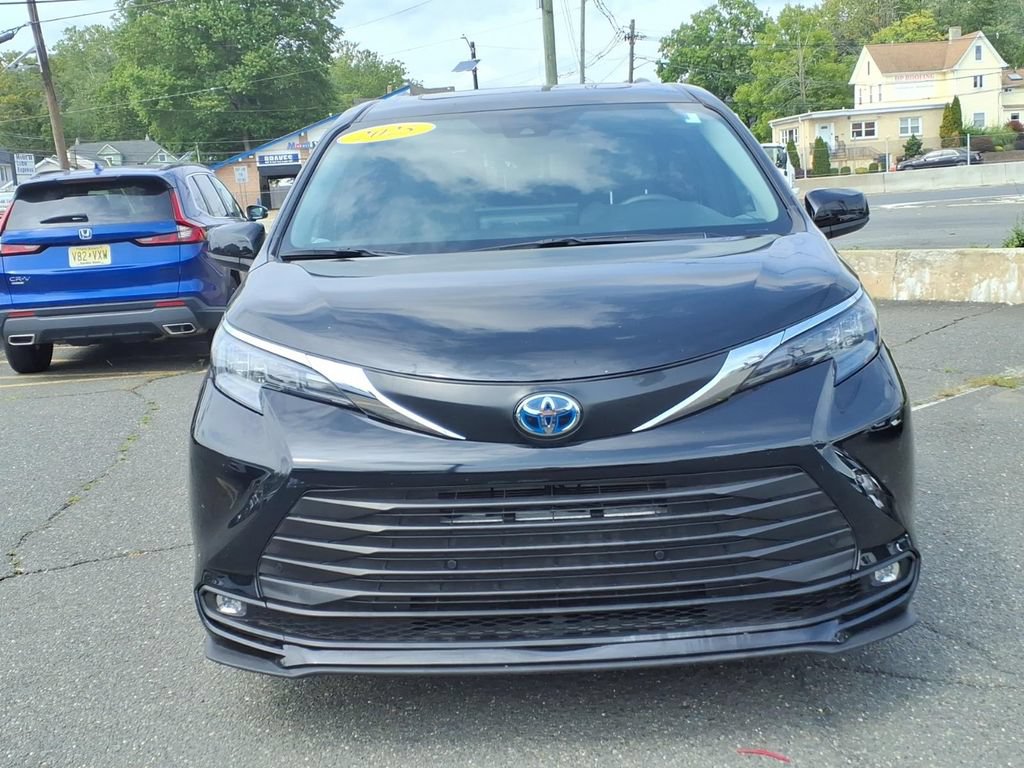 Used 2025 Toyota Sienna XLE FWD image 2