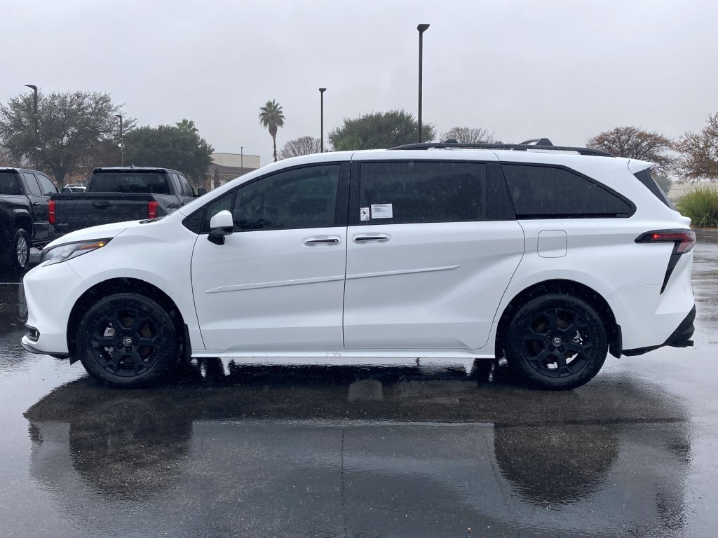 New 2026 Toyota Sienna XLE Woodland Edition AWD/4WD image 8