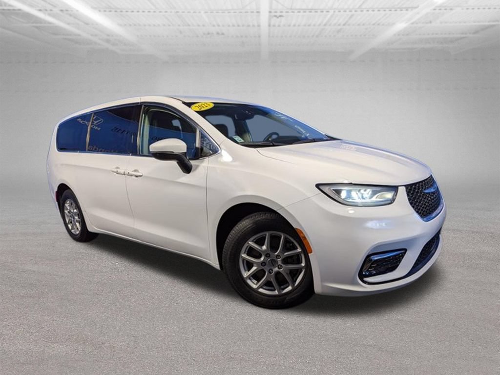 Used 2023 Chrysler Pacifica Touring-L FWD image 3