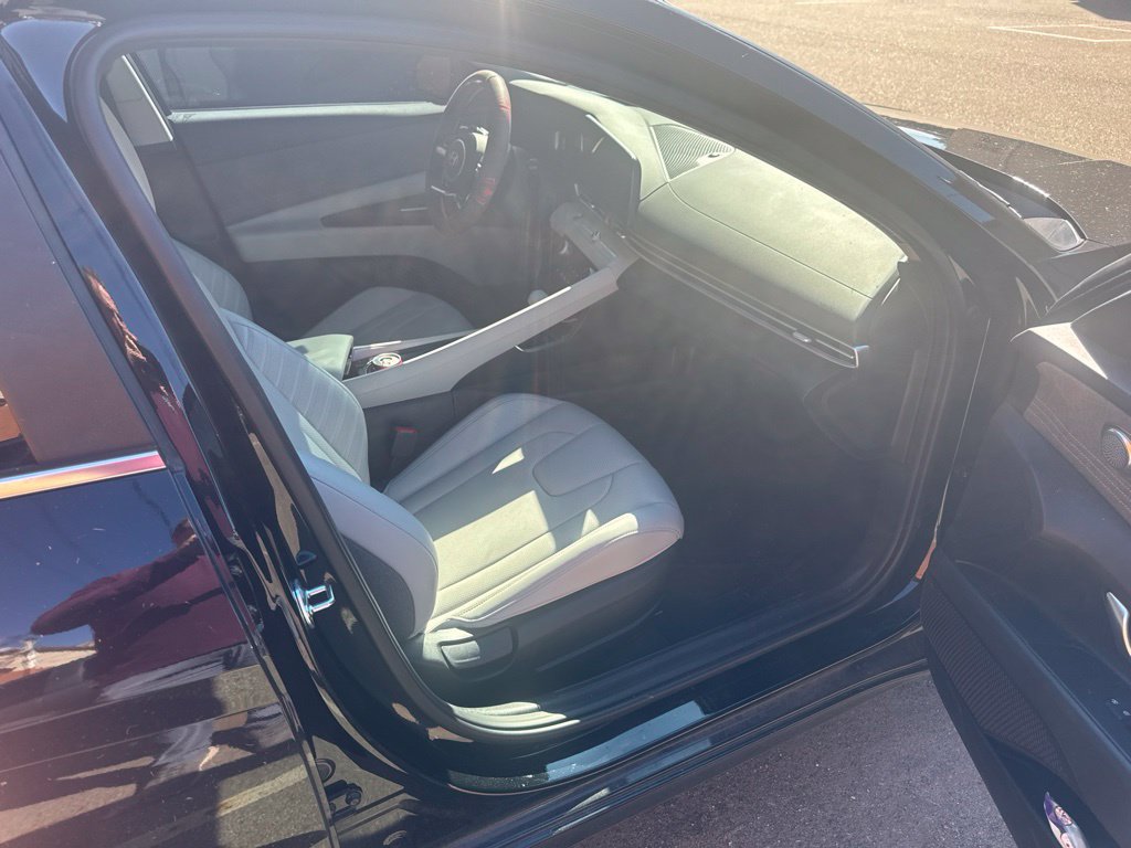 Used 2025 Hyundai Elantra Limited FWD image 5
