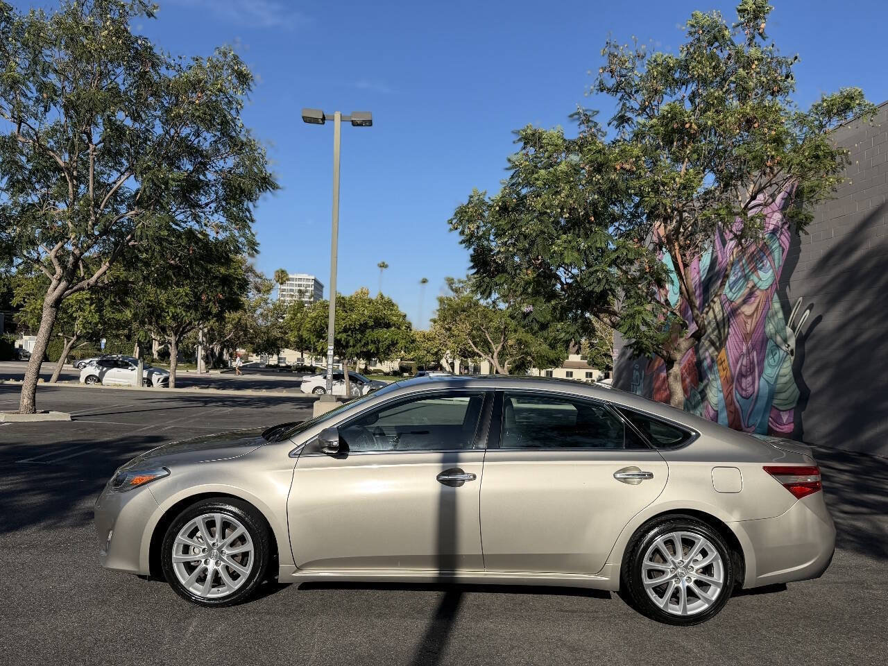 Used 2015 Toyota Avalon Limited FWD image 2