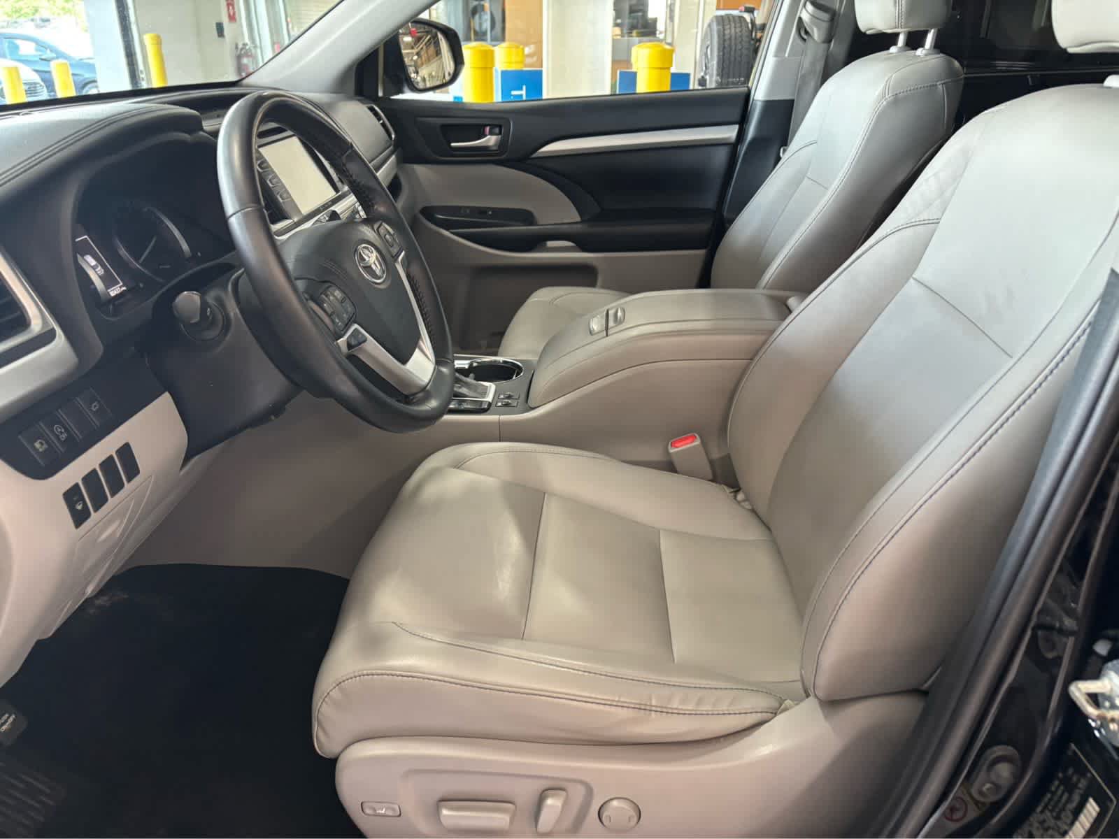Used 2019 Toyota Highlander XLE AWD/4WD image 29