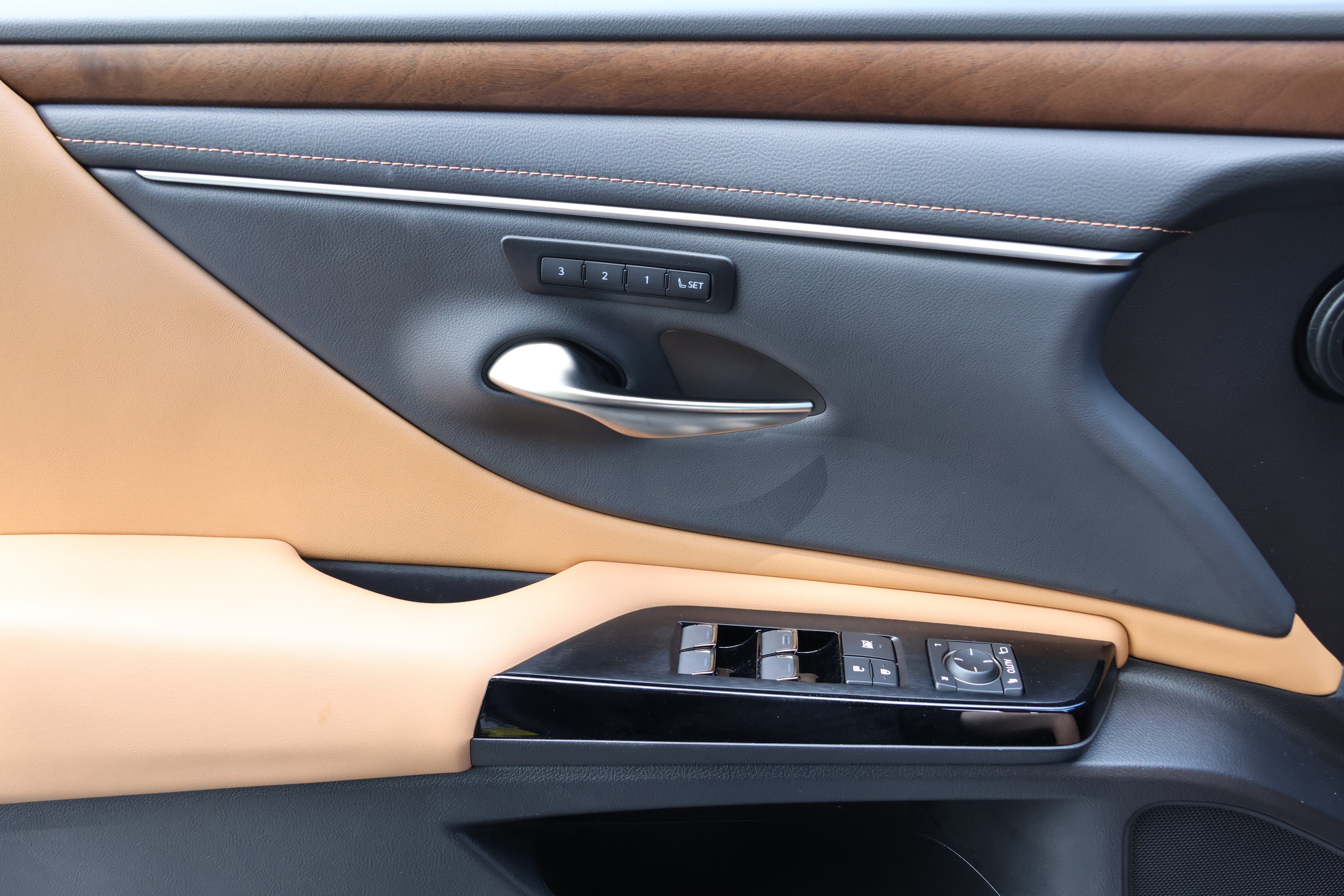 Certified 2025 Lexus ES 350 w/ Premium Package FWD image 12