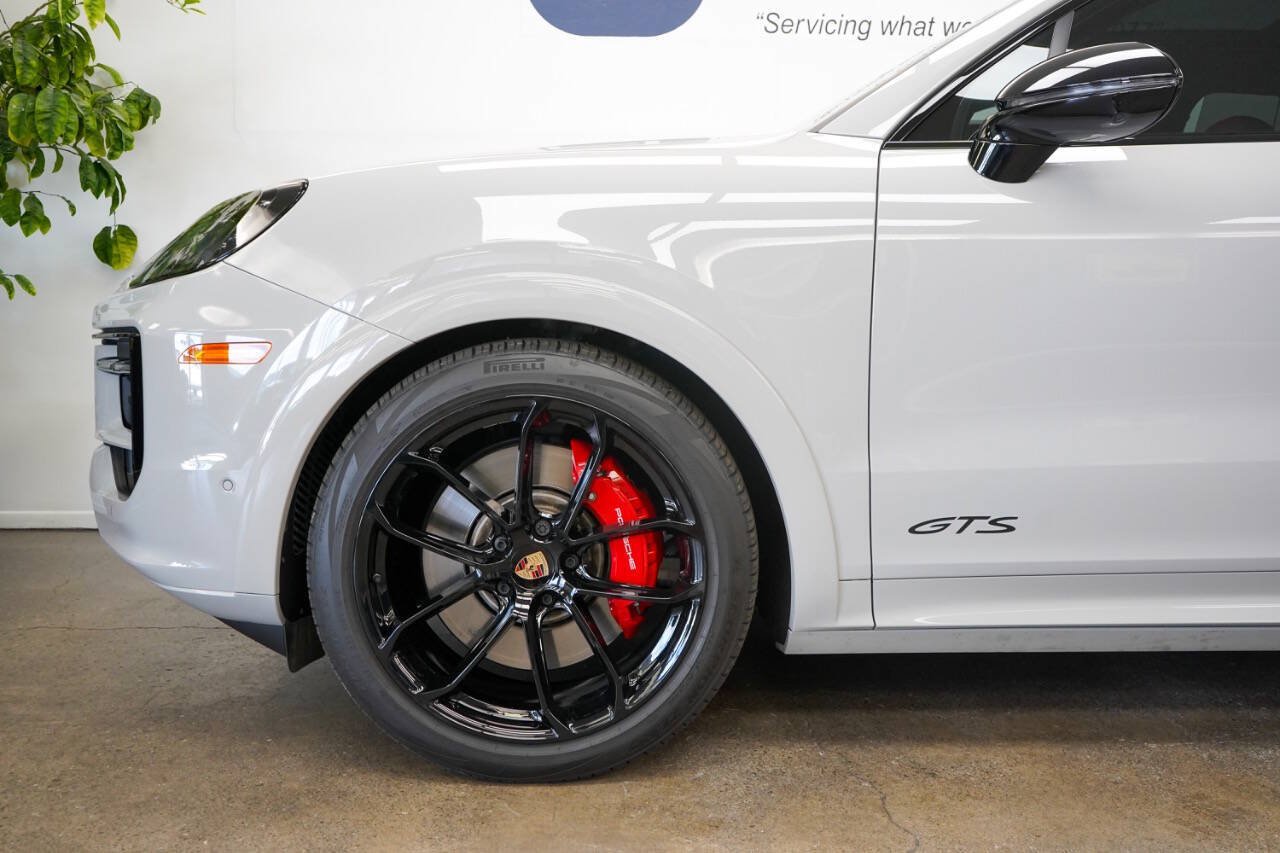 Used 2025 Porsche Cayenne GTS AWD/4WD image 8
