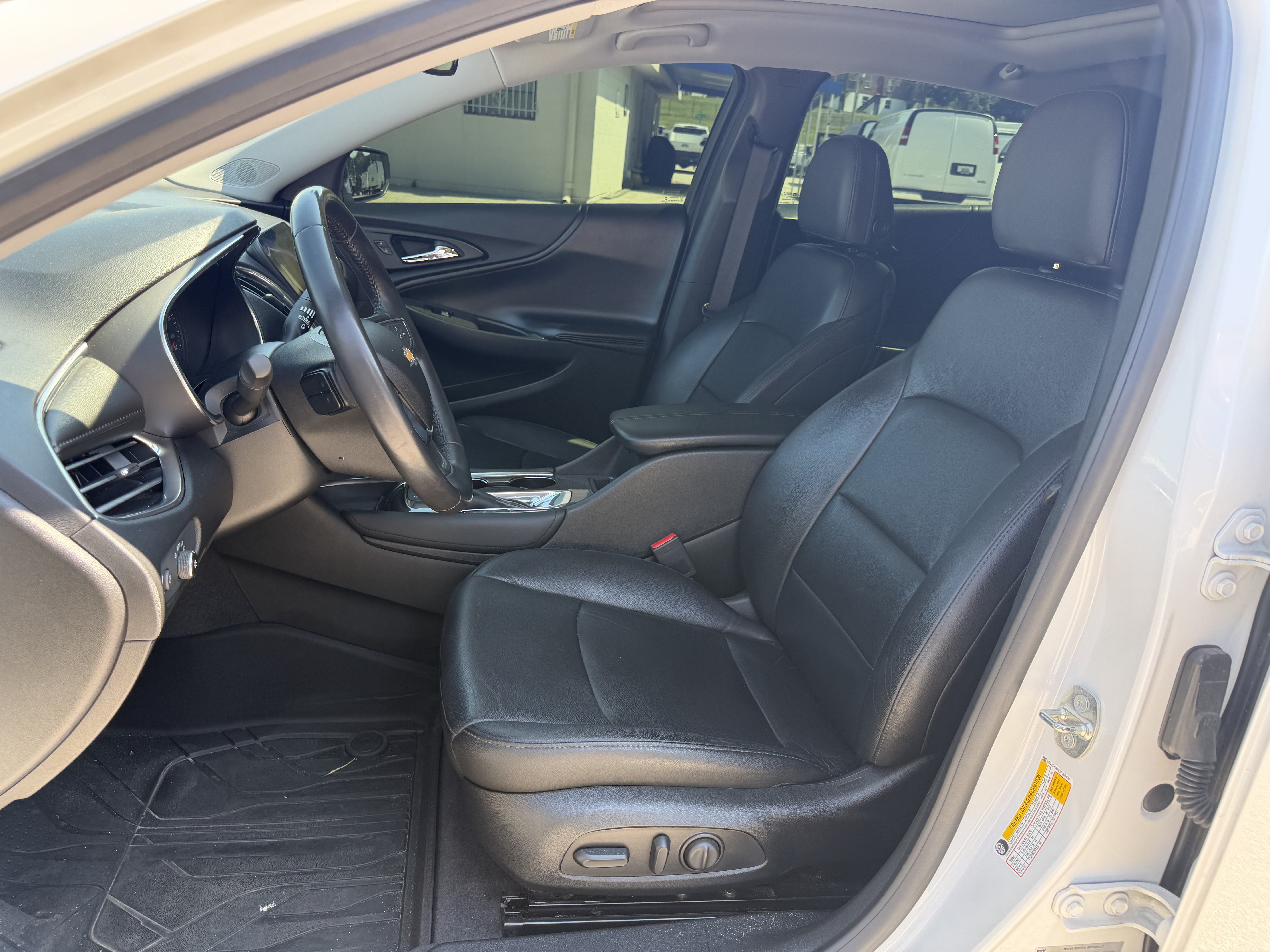 Used 2018 Chevrolet Malibu LT w/ Leather Package FWD image 12