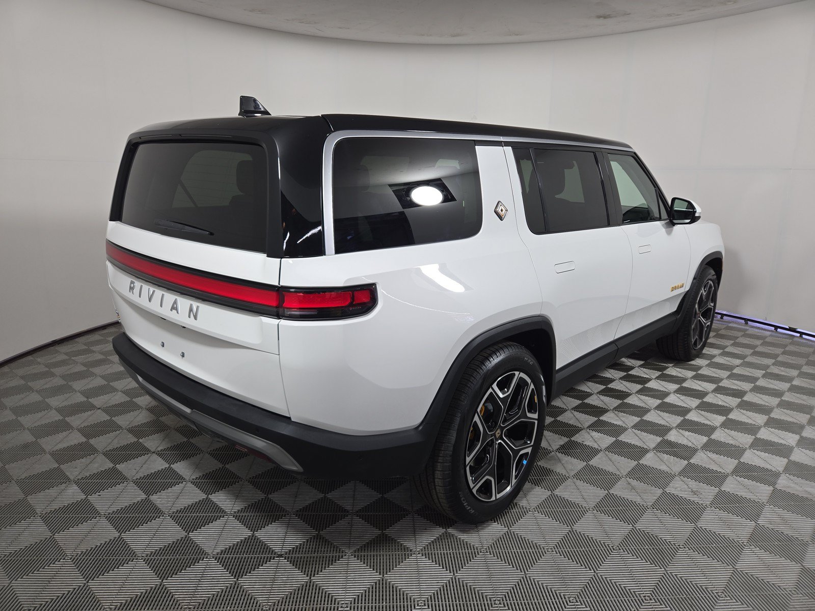Used 2024 Rivian R1S Adventure AWD/4WD image 5