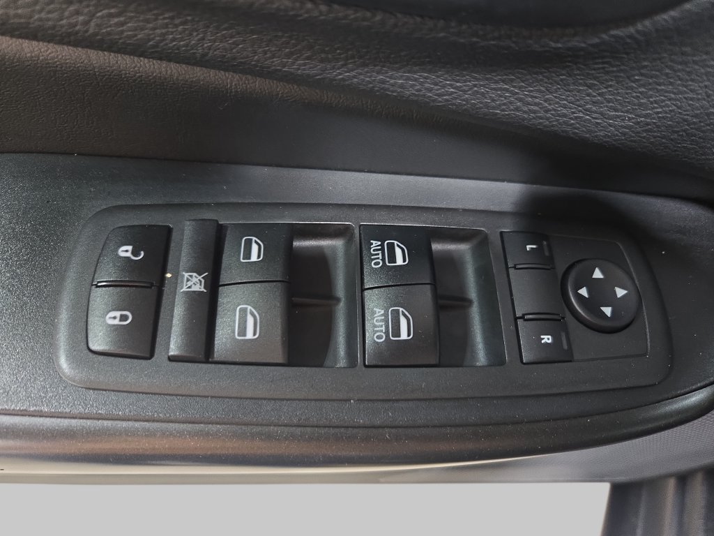 Used 2019 Jeep Cherokee Trailhawk w/ Cold Weather Group AWD/4WD image 31