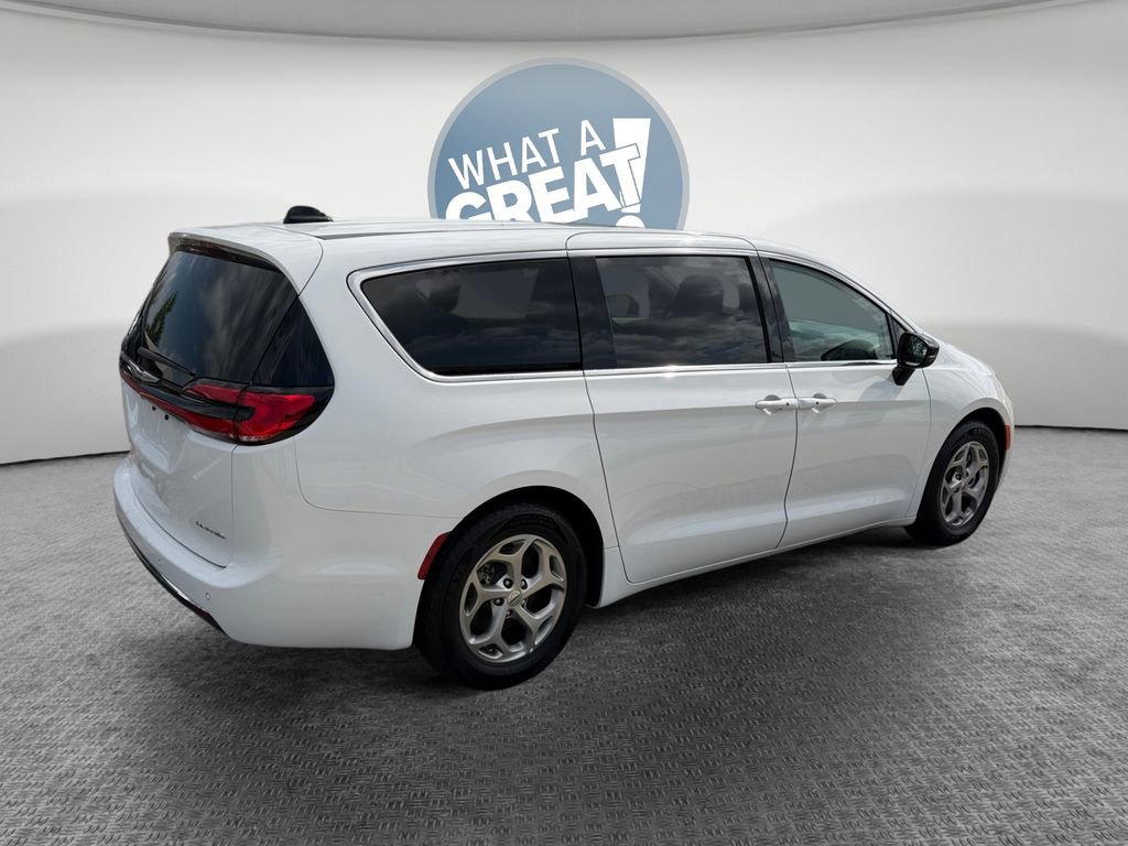 Used 2024 Chrysler Pacifica Limited FWD image 3