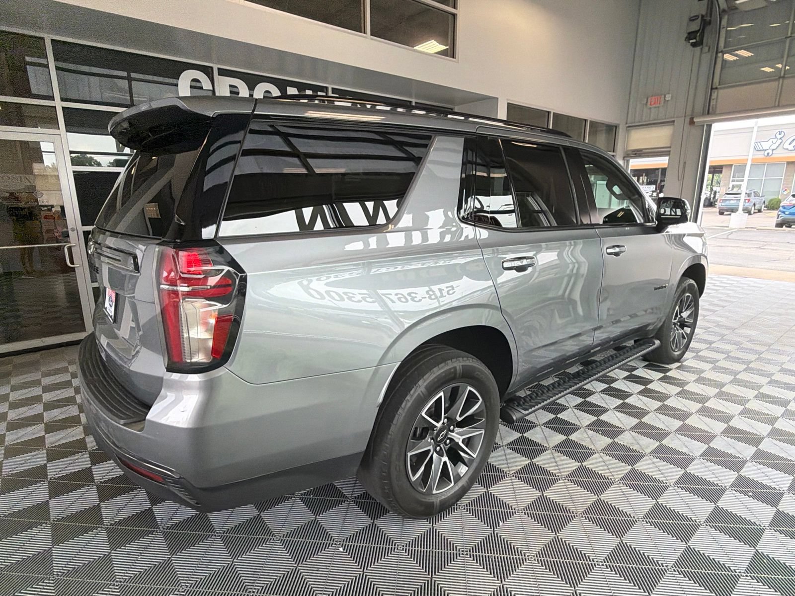 Used 2022 Chevrolet Tahoe Z71 w/ Luxury Package AWD/4WD image 2