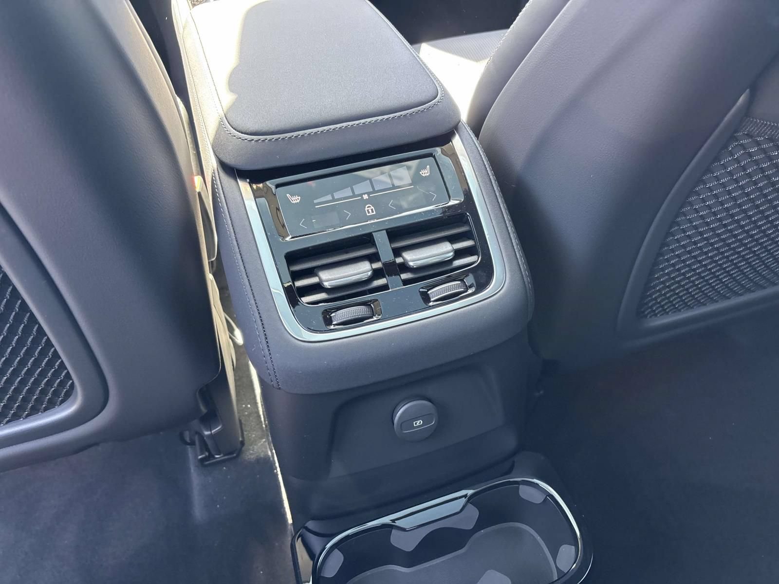 New 2026 Volvo XC90 T8 Ultra w/ Protection Package Premier AWD/4WD image 32