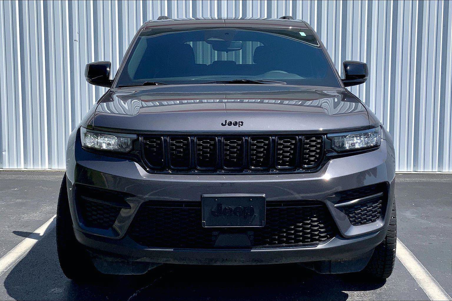 Used 2023 Jeep Grand Cherokee Altitude AWD/4WD image 3