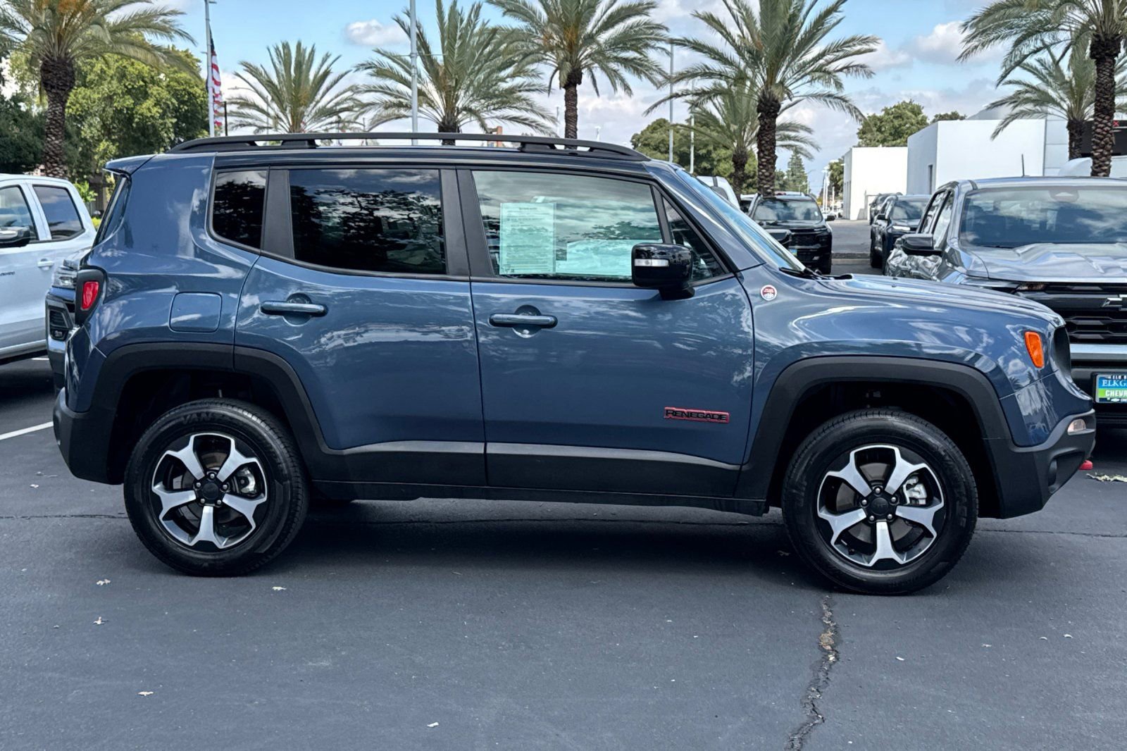 Used 2022 Jeep Renegade Trailhawk AWD/4WD image 2