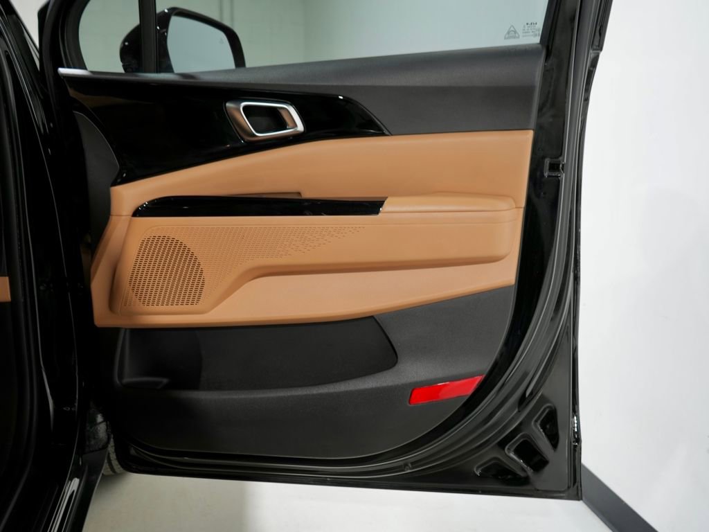 Used 2023 Kia Carnival EX image 26