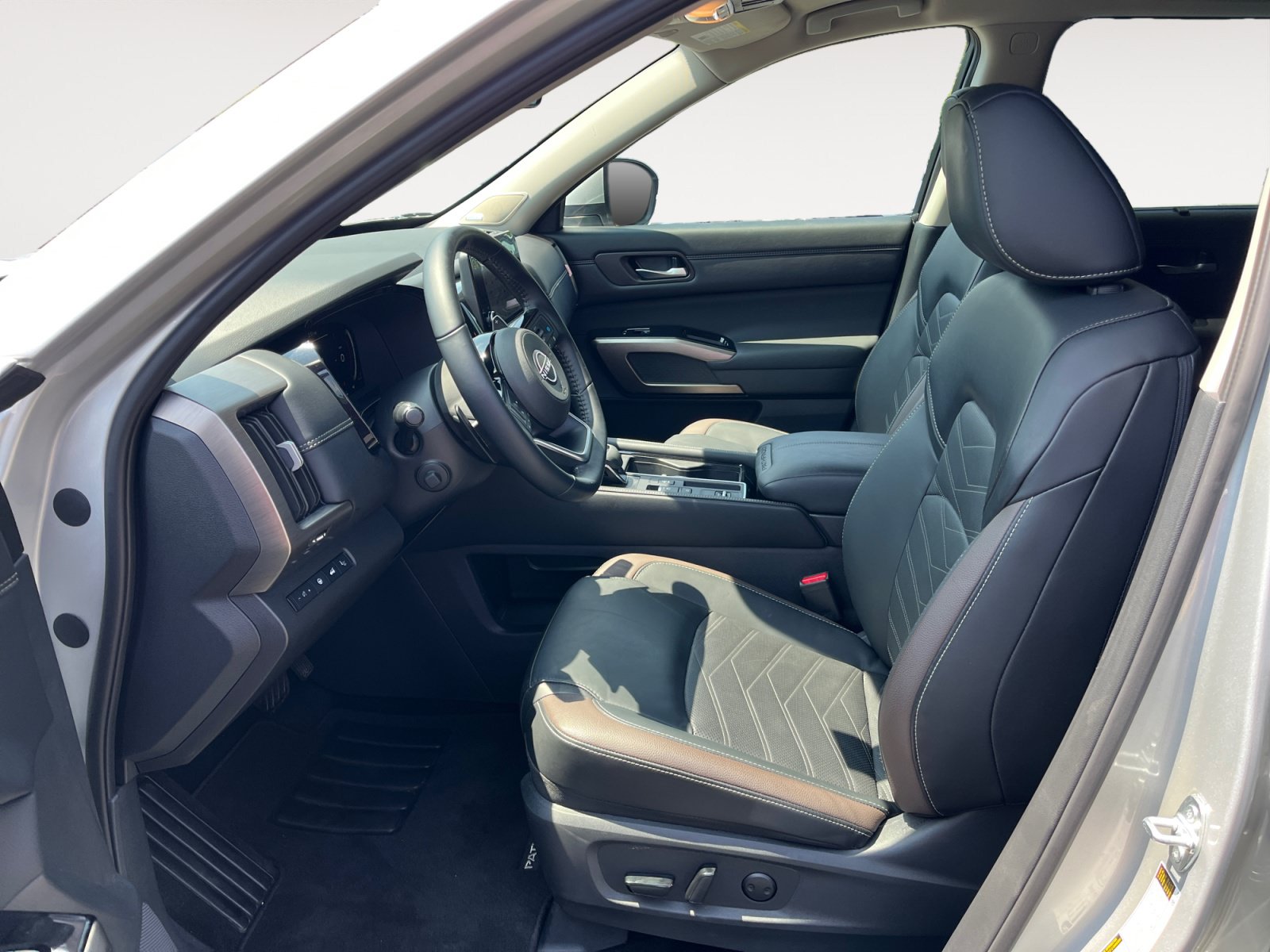 Used 2025 Nissan Pathfinder Platinum w/ Cargo Package FWD image 9