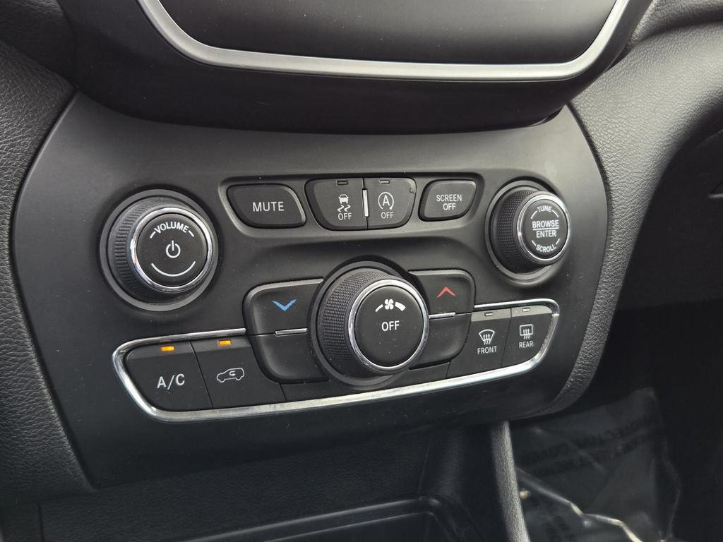 Used 2019 Jeep Cherokee Latitude w/ Popular Appearance Group FWD image 29