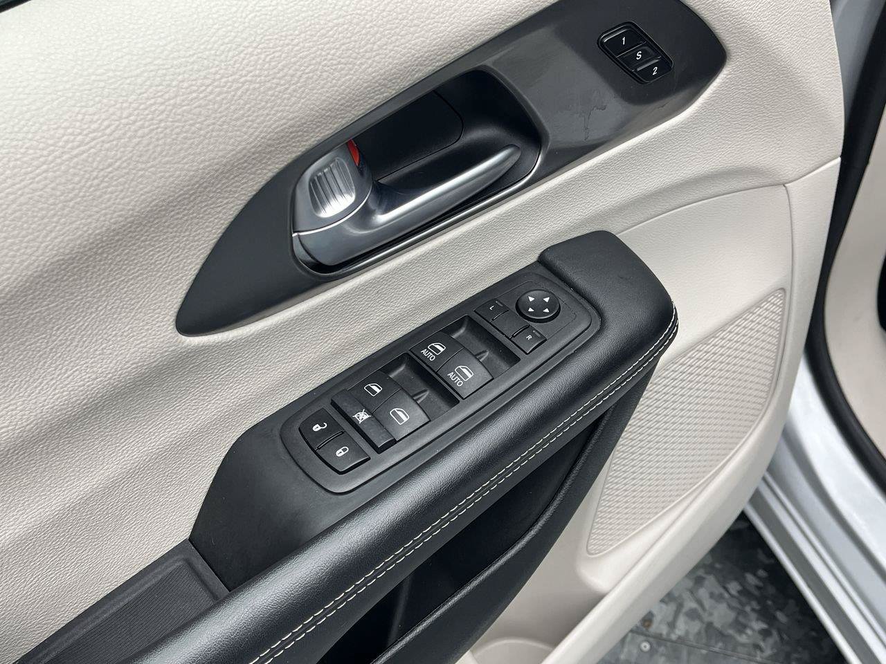 Used 2024 Chrysler Pacifica Limited FWD image 8