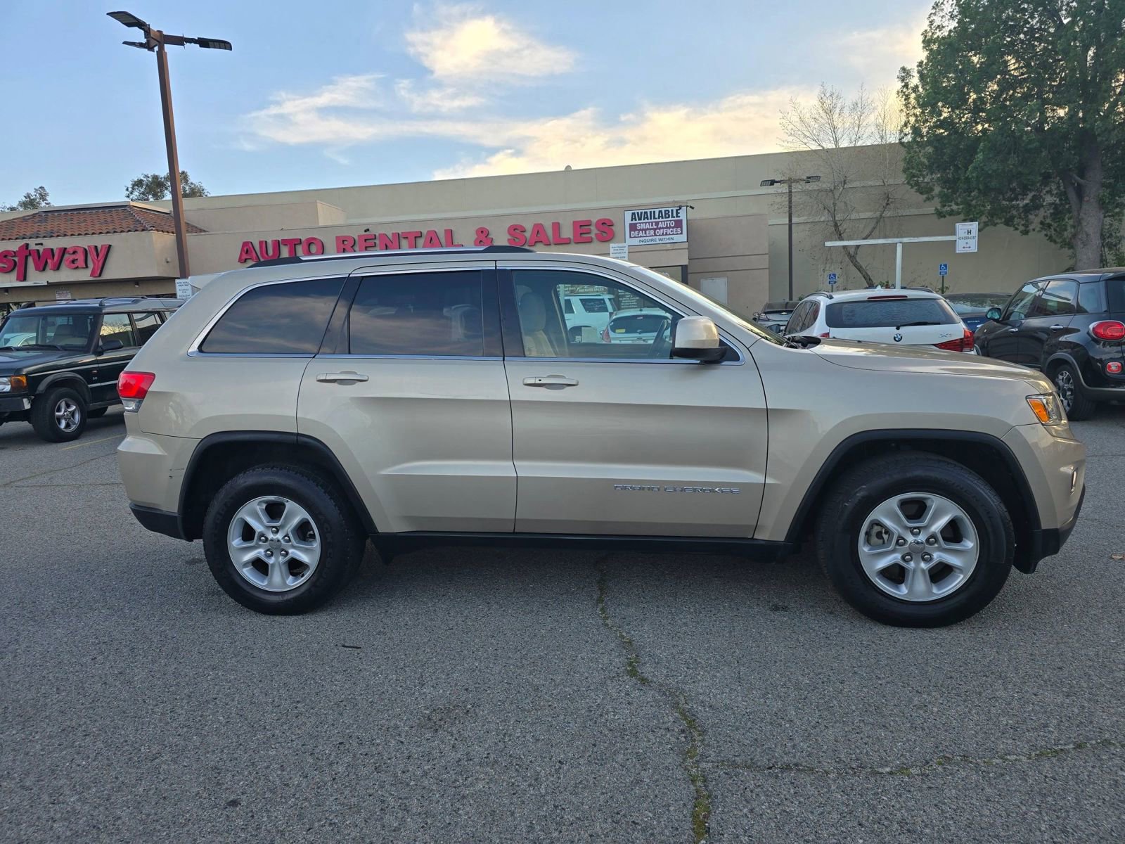 Used 2014 Jeep Grand Cherokee Laredo w/ Quick Order Package 23E RWD image 4
