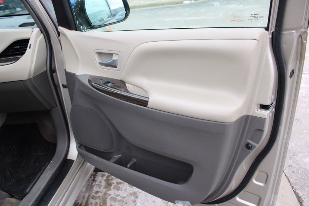 Used 2017 Toyota Sienna XLE Premium image 22