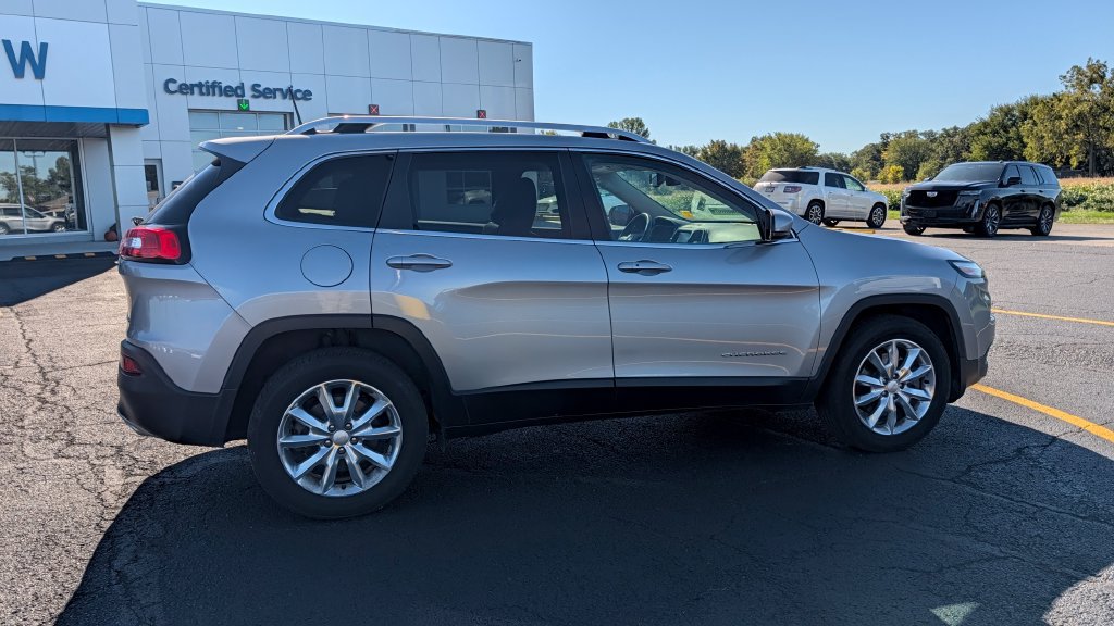 Used 2017 Jeep Cherokee Limited w/ Luxury Group AWD/4WD image 7