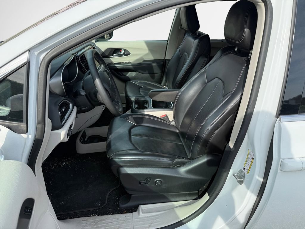 Used 2023 Chrysler Pacifica Touring-L image 12
