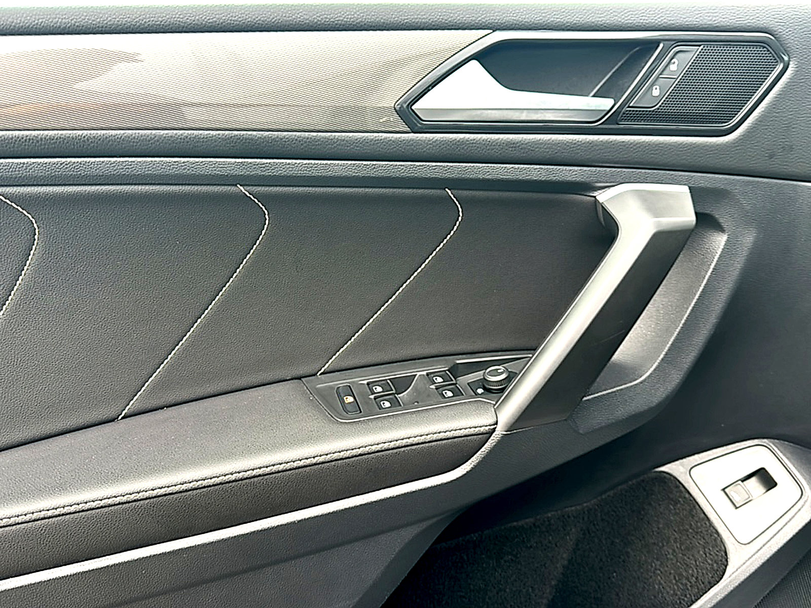 Used 2024 Volkswagen Tiguan SE image 16