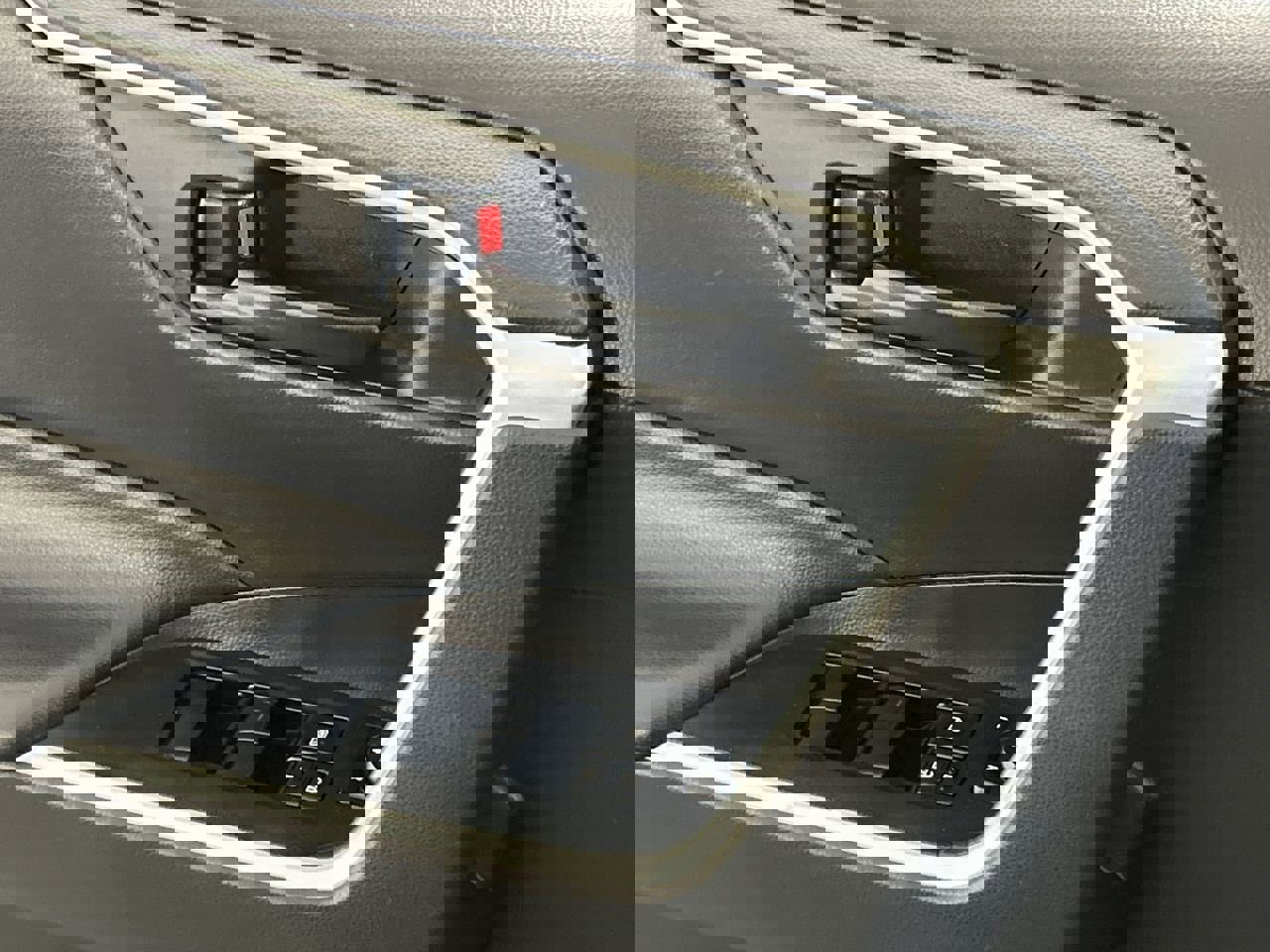 Used 2022 Toyota RAV4 LE image 19