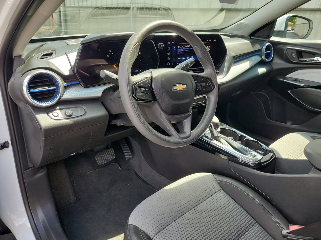 Used 2025 Chevrolet Trax LT FWD image 22