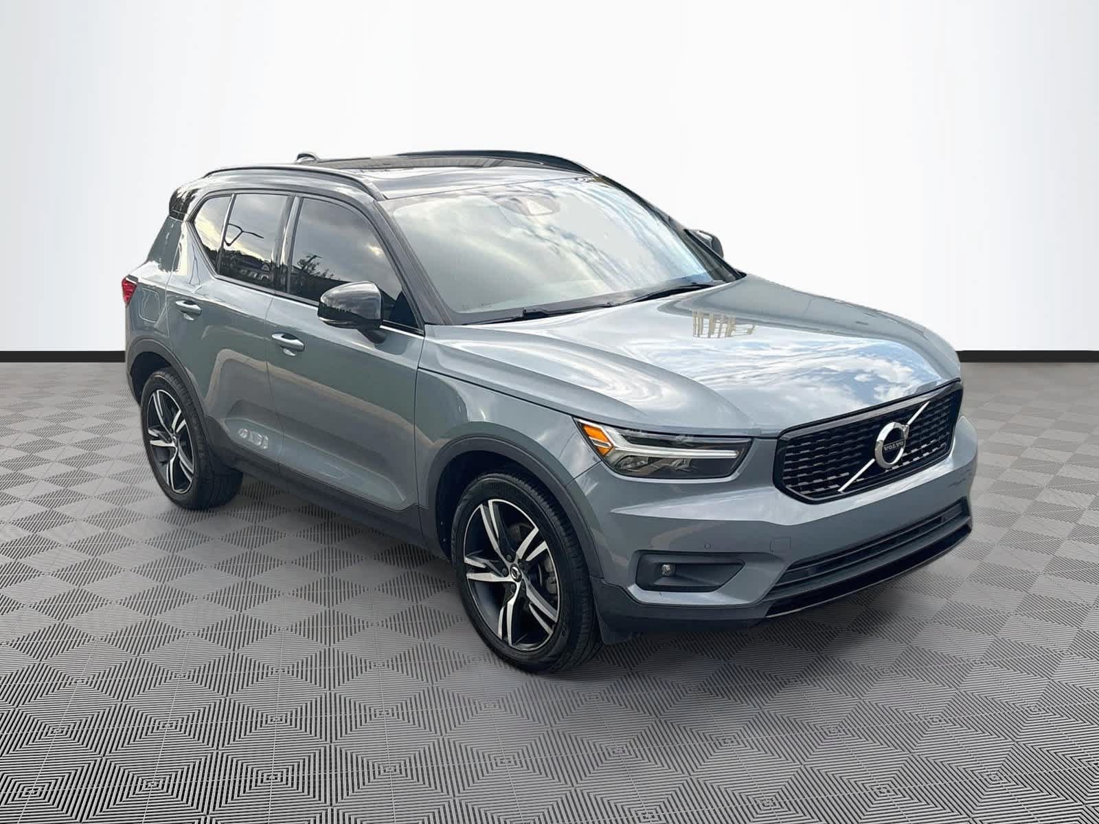 Used 2021 Volvo XC40 T5 R-Design w/ Climate Package AWD/4WD image 3