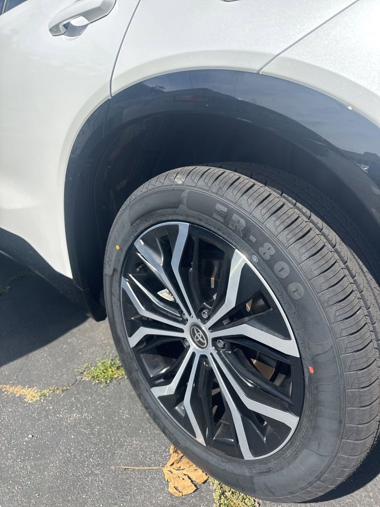 Used 2025 Toyota Crown Signia AWD/4WD image 7