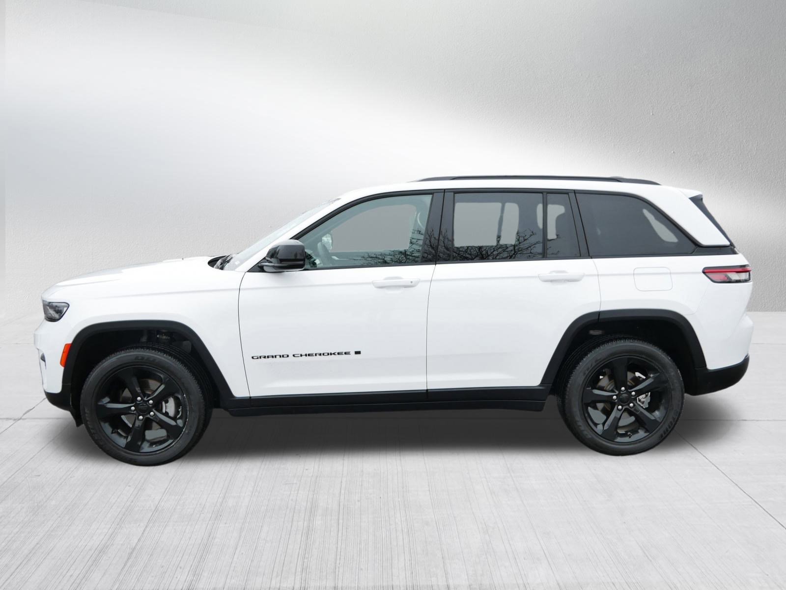 Used 2023 Jeep Grand Cherokee Altitude image 4