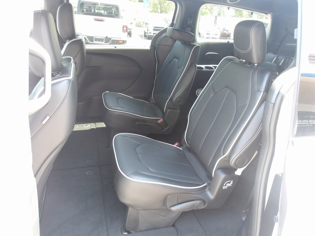 New 2025 Chrysler Pacifica Limited image 16